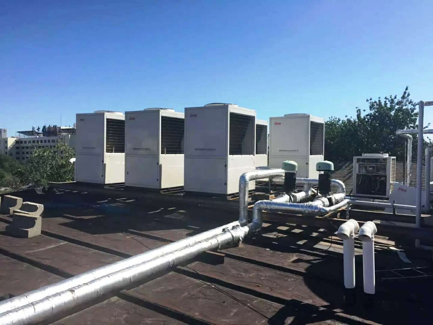 鲁禹酒店空气源热泵热水器外景 鲁禹酒店空气源热泵热水器外景