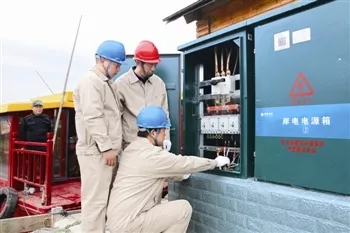 ¹©µçÈËÔ±ÔÚ°²×°µ÷ÊÔ¿ÕÆøÔ´Èȱúæ¸É»úÉ豸 ¹©µçÈËÔ±ÔÚ°²×°µ÷ÊÔ¿ÕÆøÔ´Èȱúæ¸É»úÉ豸